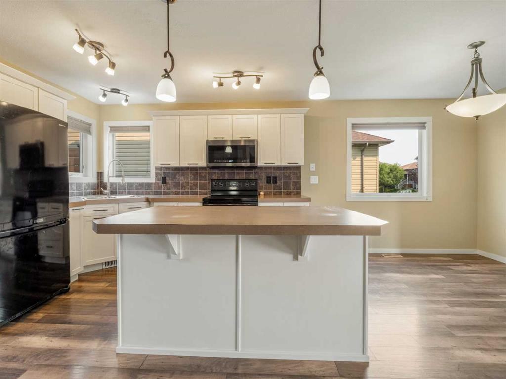 120 Mt Sundial Court West, Lethbridge, AB - Indoor Photo Showing Kitchen