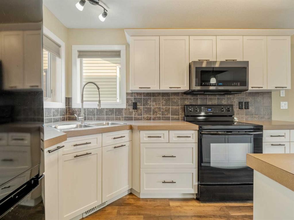 120 Mt Sundial Court West, Lethbridge, AB - Indoor Photo Showing Kitchen With Double Sink