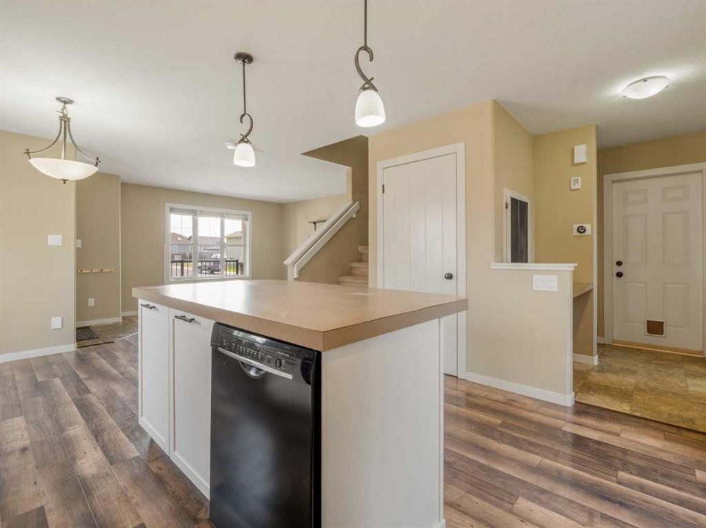 120 Mt Sundial Court West, Lethbridge, AB - Indoor Photo Showing Kitchen