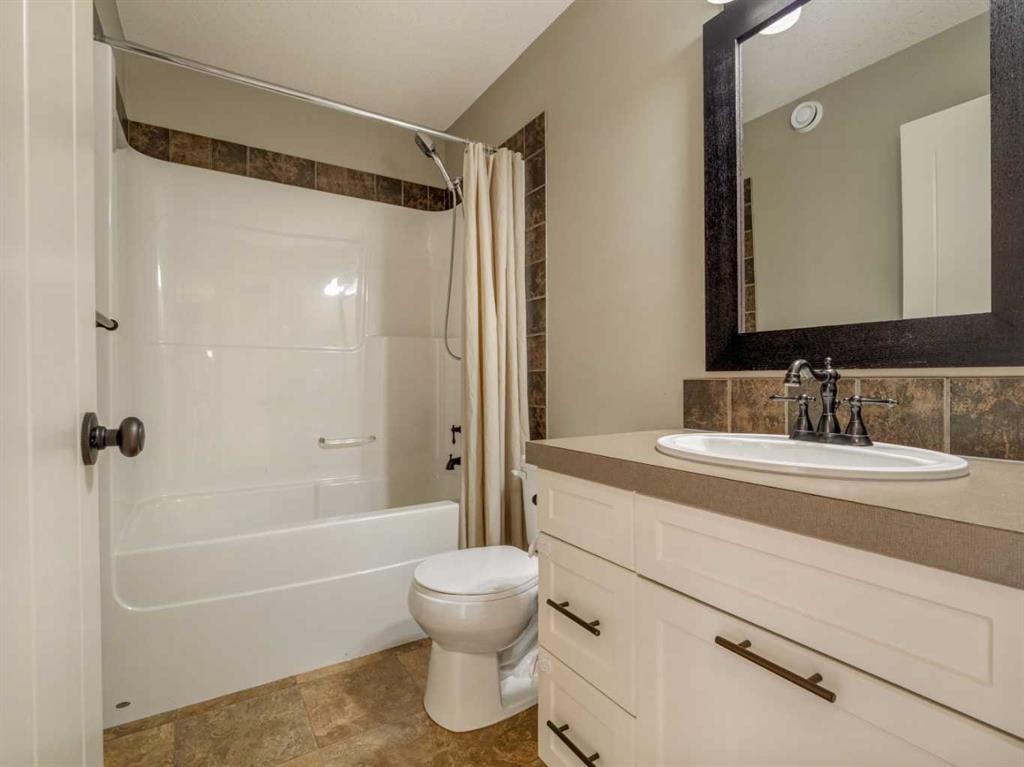 120 Mt Sundial Court West, Lethbridge, AB - Indoor Photo Showing Bathroom