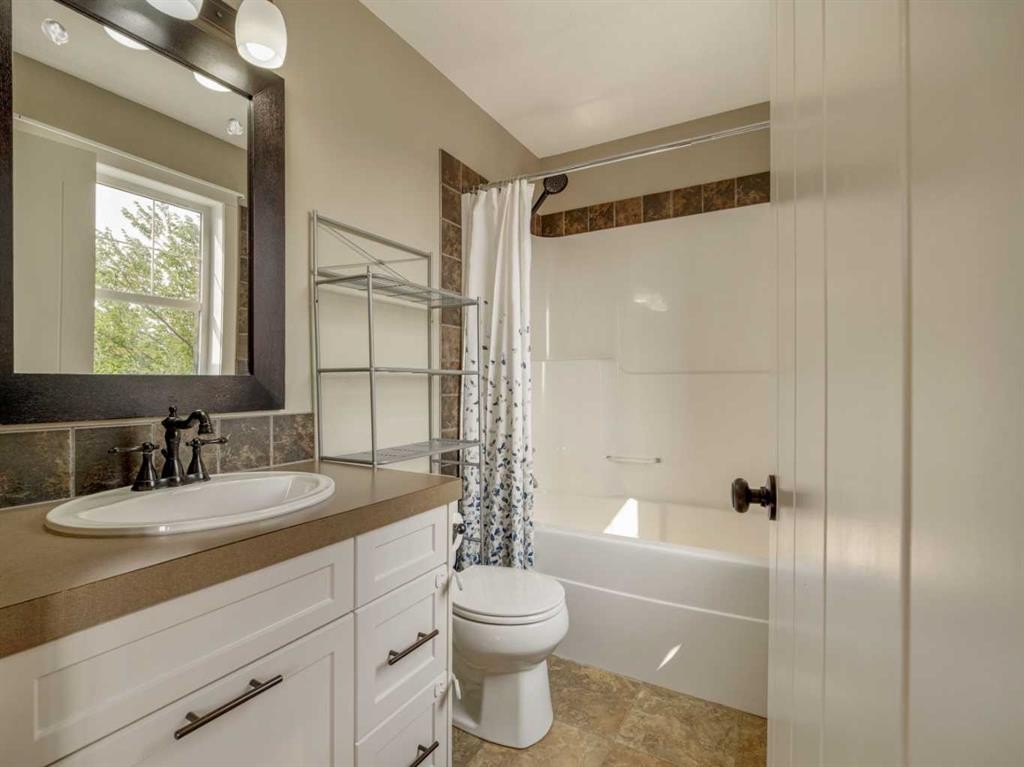 120 Mt Sundial Court West, Lethbridge, AB - Indoor Photo Showing Bathroom