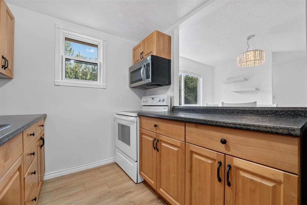 233 4 Street, Stirling, AB - Indoor Photo Showing Kitchen