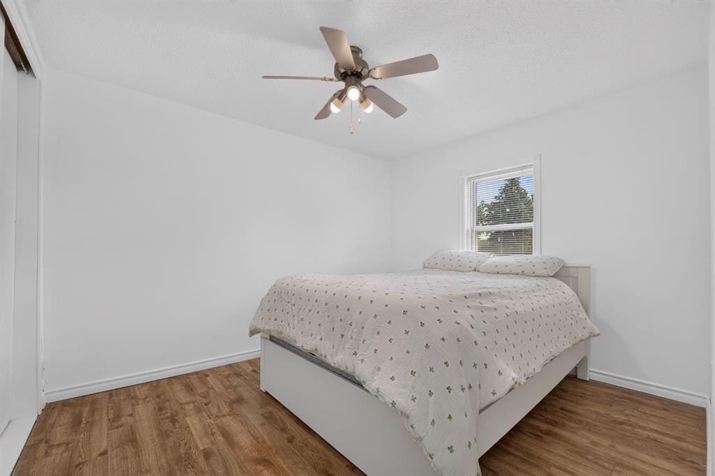 233 4 Street, Stirling, AB - Indoor Photo Showing Bedroom