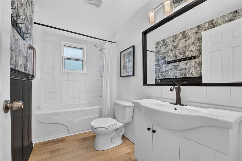 233 4 Street, Stirling, AB - Indoor Photo Showing Bathroom