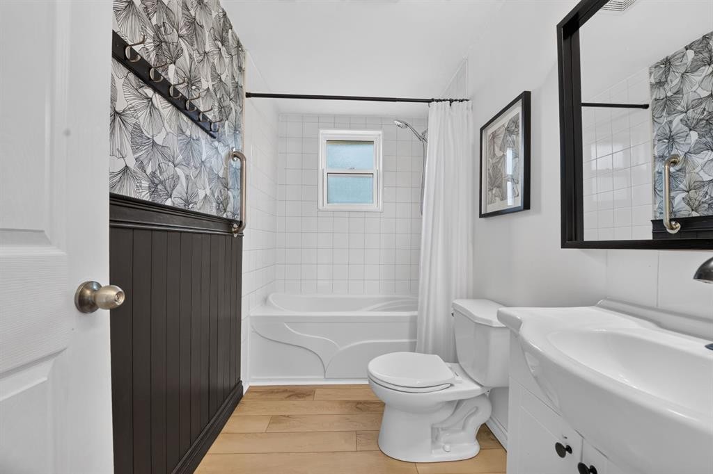 233 4 Street, Stirling, AB - Indoor Photo Showing Bathroom