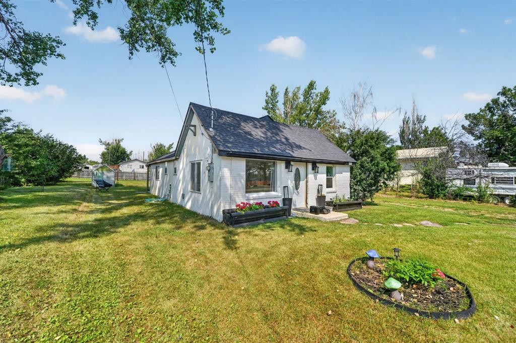 233 4 Street, Stirling, AB - Outdoor