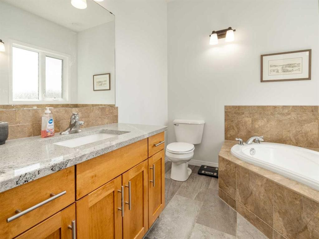695 Parkside Drive, Coaldale, AB - Indoor Photo Showing Bathroom