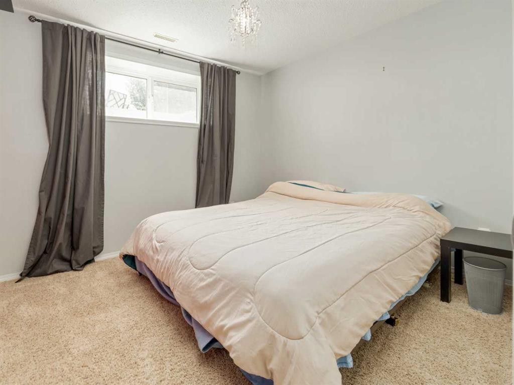 695 Parkside Drive, Coaldale, AB - Indoor Photo Showing Bedroom