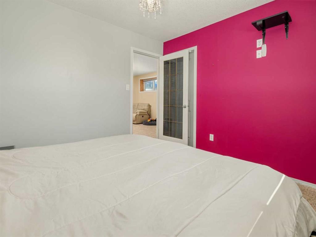695 Parkside Drive, Coaldale, AB - Indoor Photo Showing Bedroom