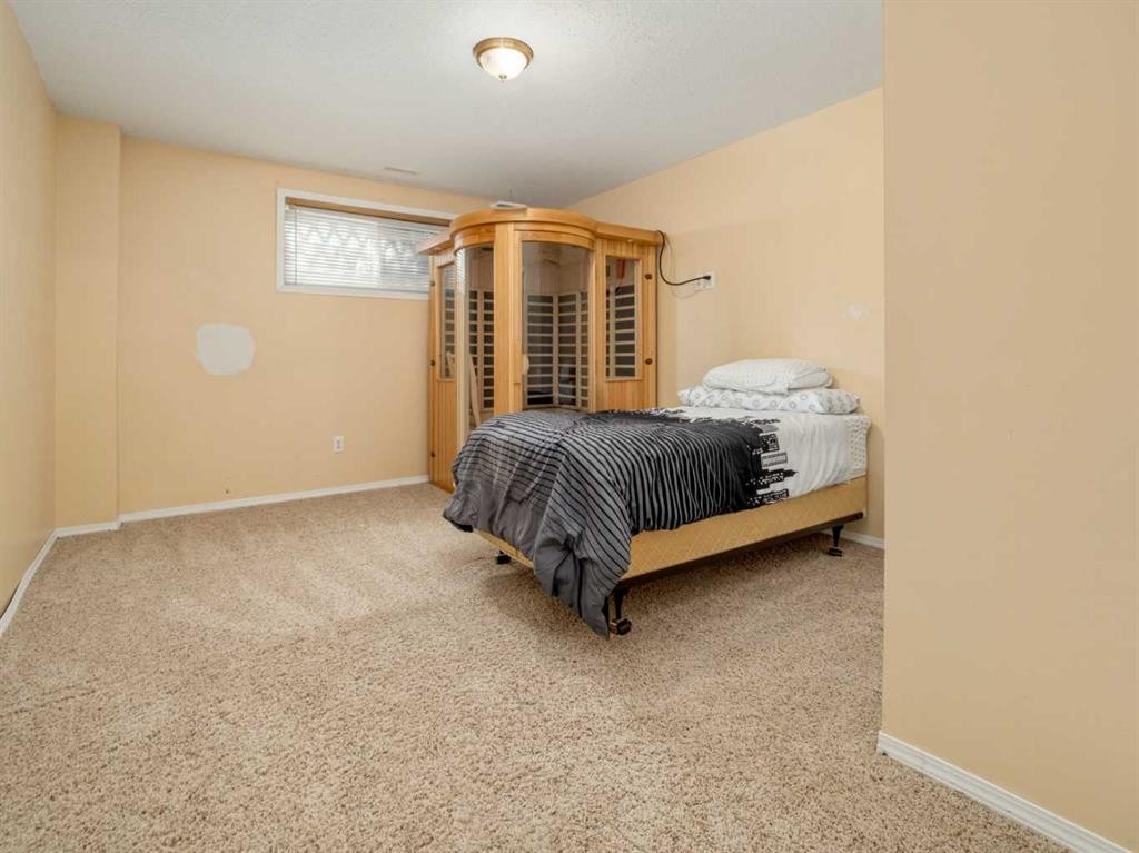 695 Parkside Drive, Coaldale, AB - Indoor Photo Showing Bedroom