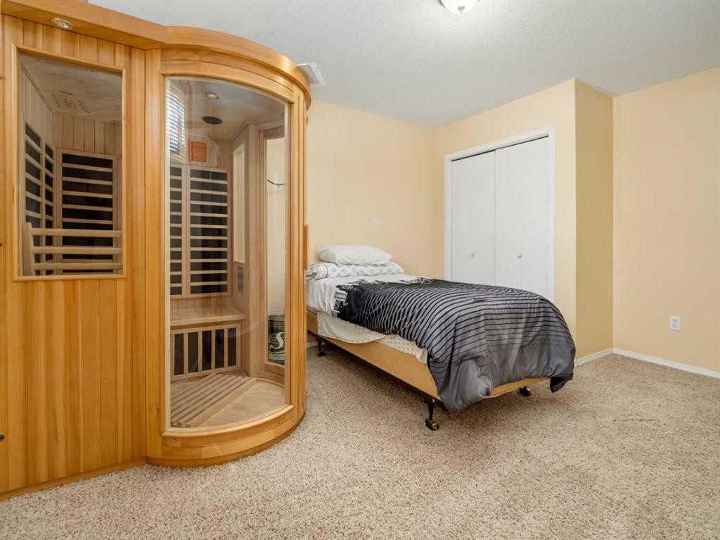 695 Parkside Drive, Coaldale, AB - Indoor Photo Showing Bedroom