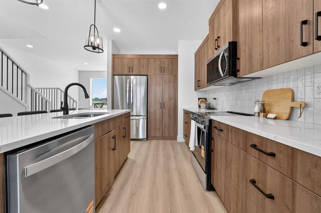 2603 16 Avenue, Coaldale, AB - Indoor Photo Showing Kitchen With Upgraded Kitchen