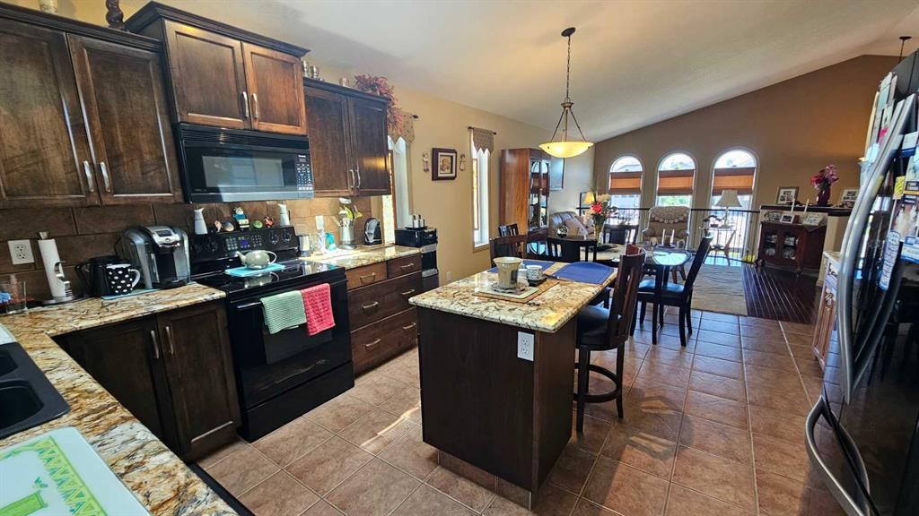 414 Gateway Crescent South, Lethbridge, AB - Indoor Photo Showing Kitchen