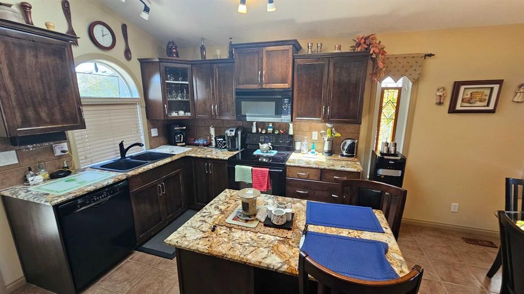 414 Gateway Crescent South, Lethbridge, AB - Indoor Photo Showing Kitchen With Double Sink