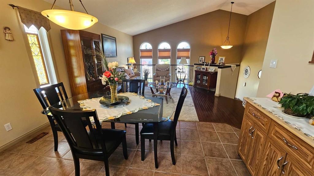 414 Gateway Crescent South, Lethbridge, AB - Indoor Photo Showing Dining Room