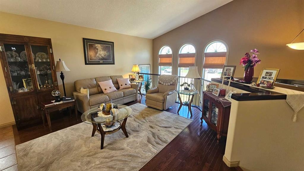 414 Gateway Crescent South, Lethbridge, AB - Indoor Photo Showing Living Room
