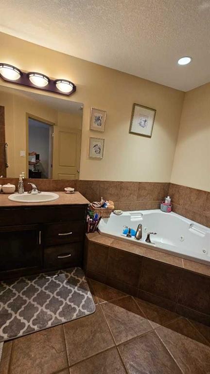 414 Gateway Crescent South, Lethbridge, AB - Indoor Photo Showing Bathroom