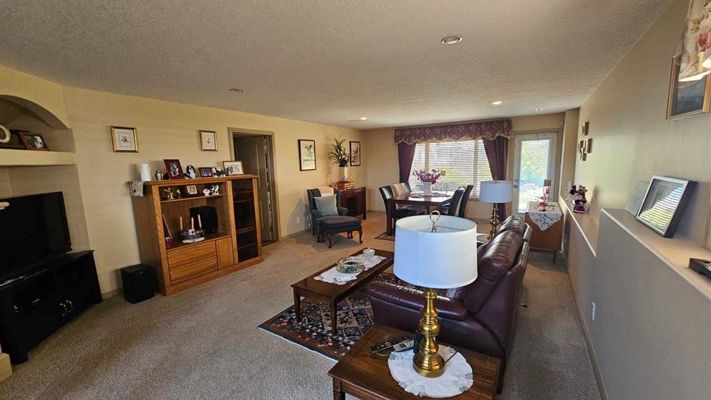 414 Gateway Crescent South, Lethbridge, AB - Indoor Photo Showing Living Room