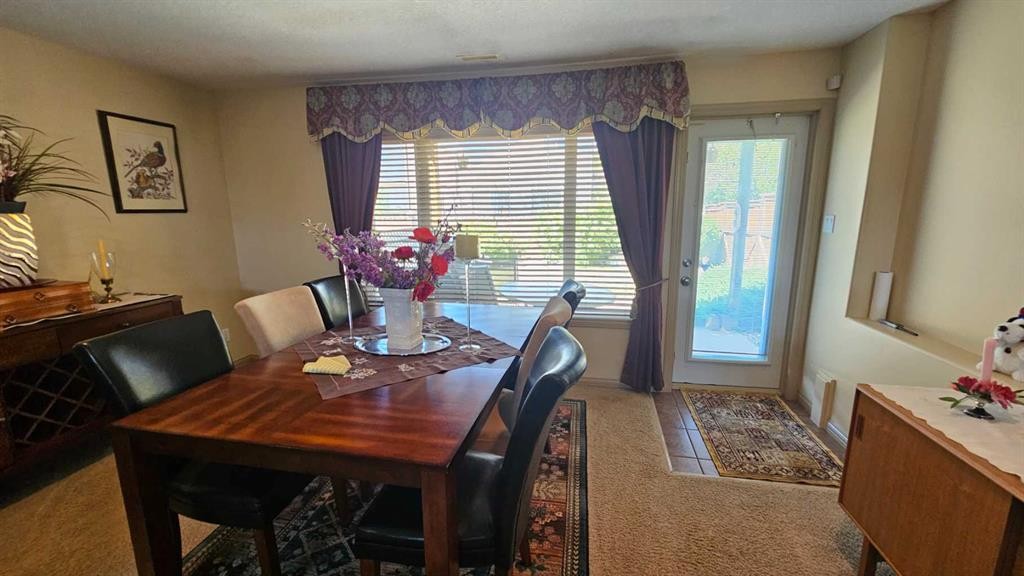 414 Gateway Crescent South, Lethbridge, AB - Indoor Photo Showing Dining Room