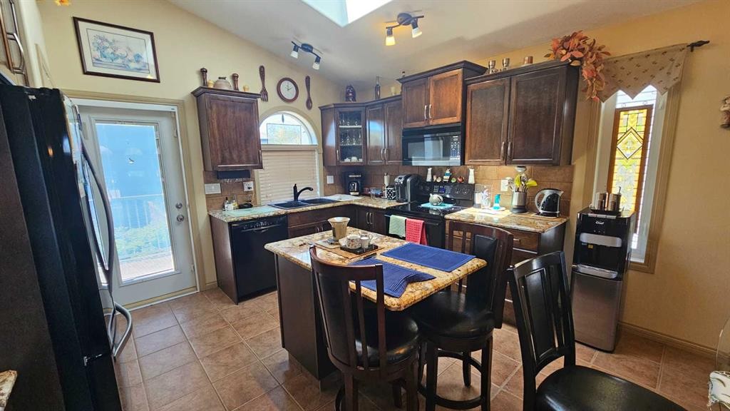 414 Gateway Crescent South, Lethbridge, AB - Indoor Photo Showing Kitchen