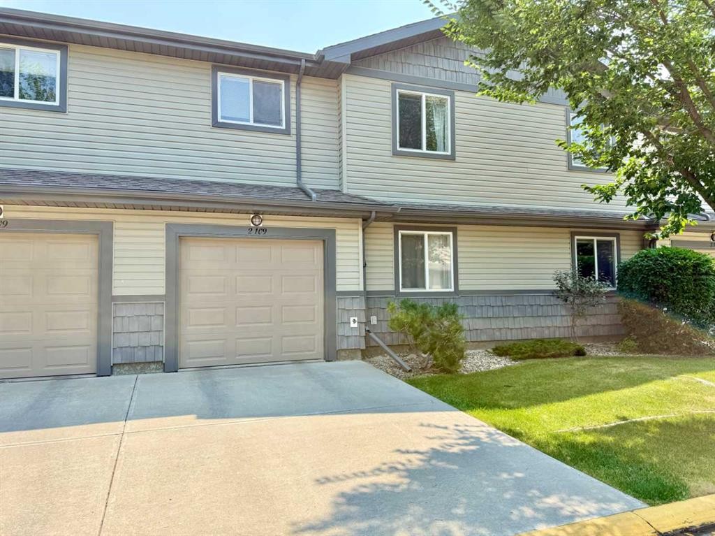 2-109 Silkstone Road West, Lethbridge, AB - Outdoor