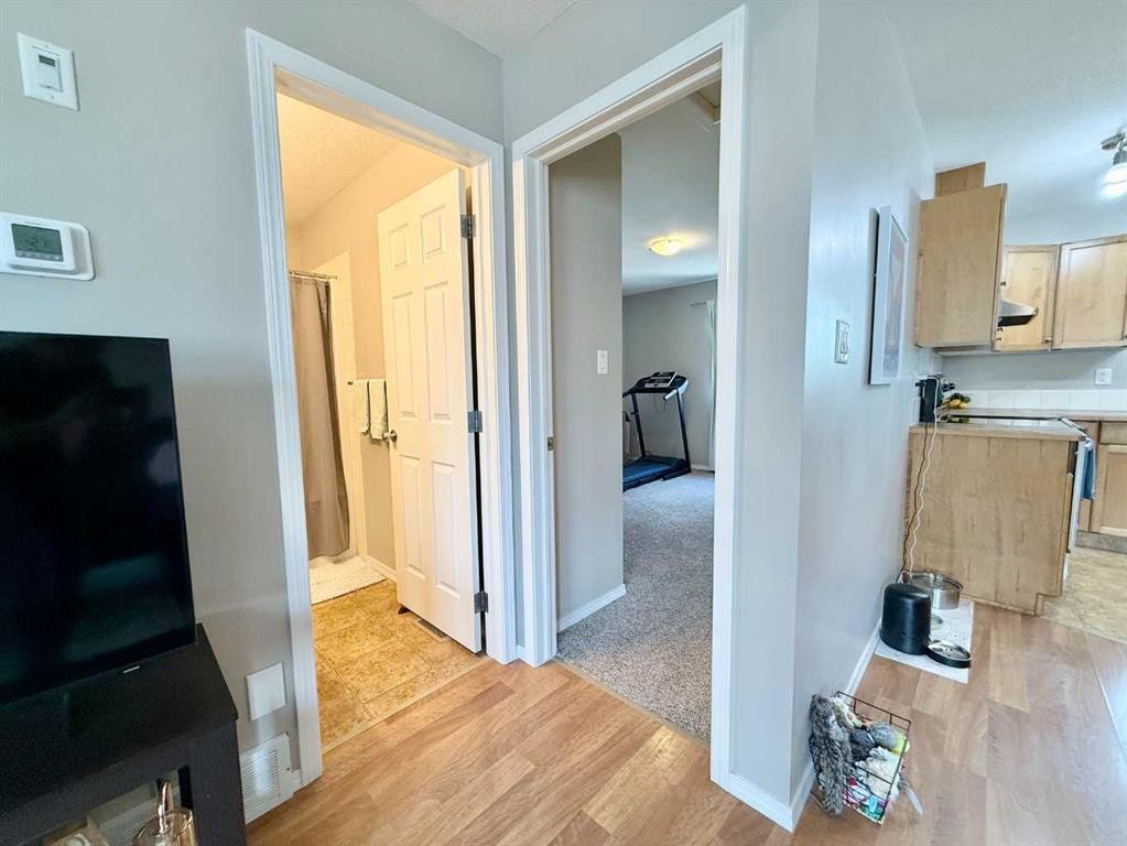 2-109 Silkstone Road West, Lethbridge, AB - Indoor Photo Showing Other Room