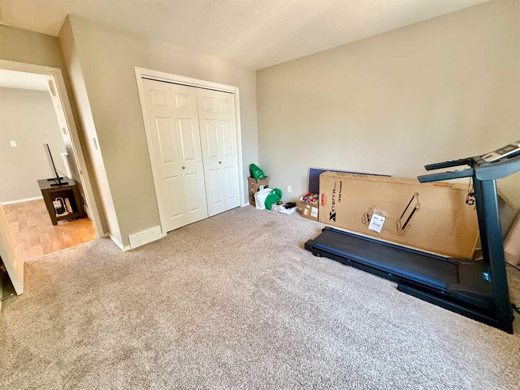 2-109 Silkstone Road West, Lethbridge, AB - Indoor Photo Showing Gym Room