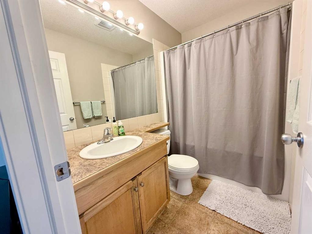 2-109 Silkstone Road West, Lethbridge, AB - Indoor Photo Showing Bathroom