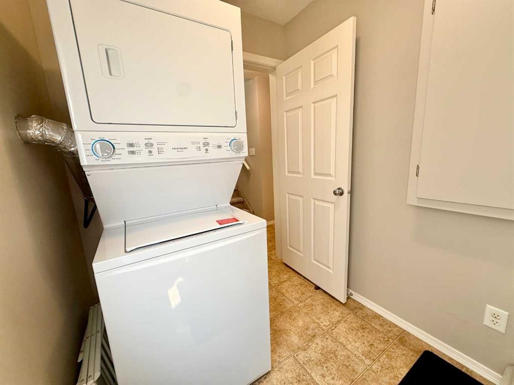 2-109 Silkstone Road West, Lethbridge, AB - Indoor Photo Showing Laundry Room