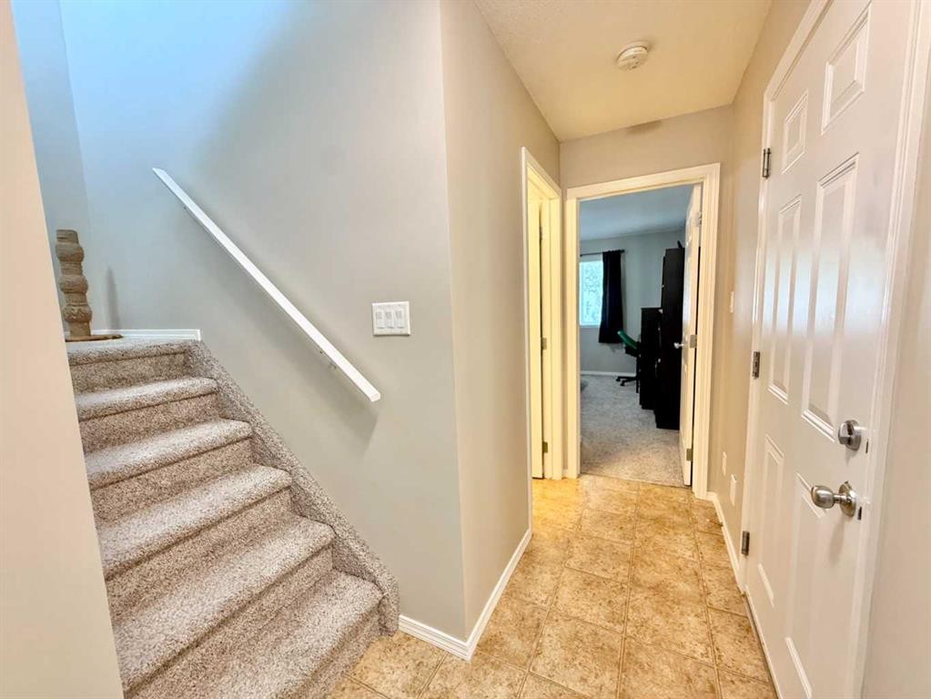 2-109 Silkstone Road West, Lethbridge, AB - Indoor Photo Showing Other Room