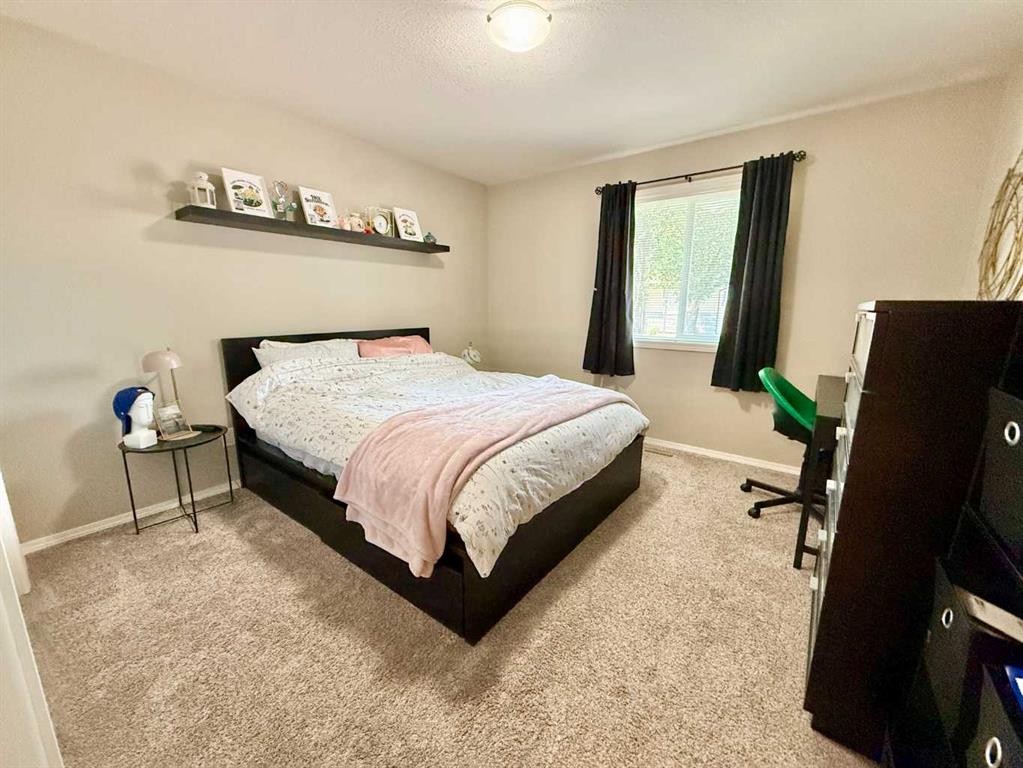 2-109 Silkstone Road West, Lethbridge, AB - Indoor Photo Showing Bedroom