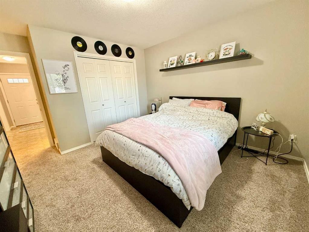 2-109 Silkstone Road West, Lethbridge, AB - Indoor Photo Showing Bedroom