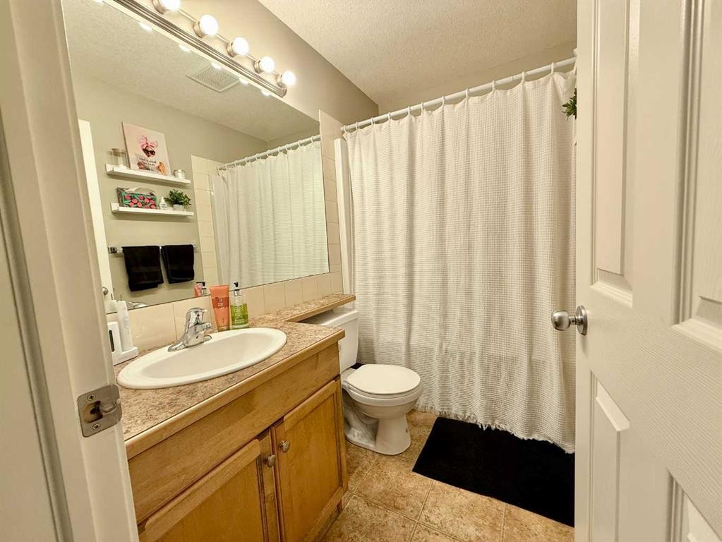 2-109 Silkstone Road West, Lethbridge, AB - Indoor Photo Showing Bathroom