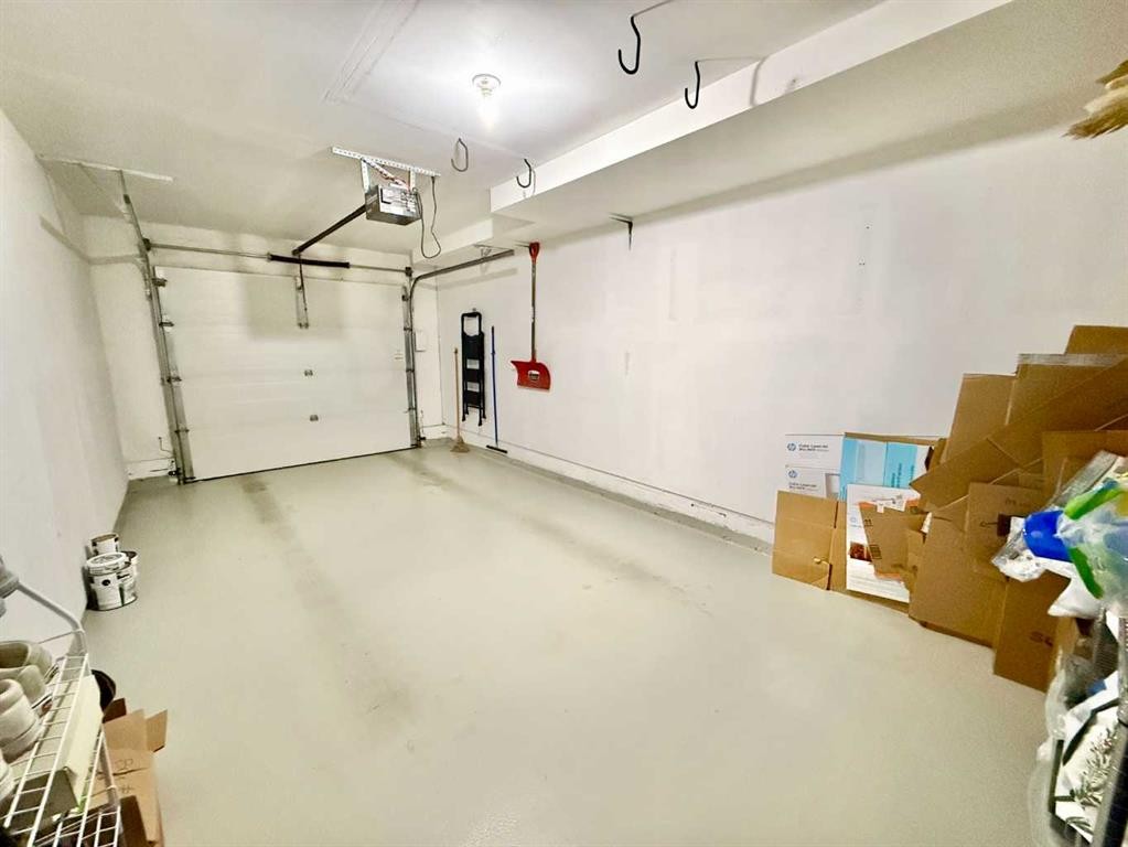 2-109 Silkstone Road West, Lethbridge, AB - Indoor Photo Showing Garage