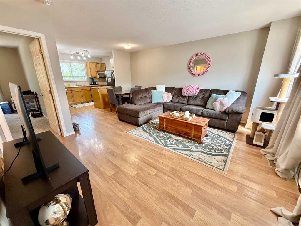 2-109 Silkstone Road West, Lethbridge, AB - Indoor Photo Showing Living Room