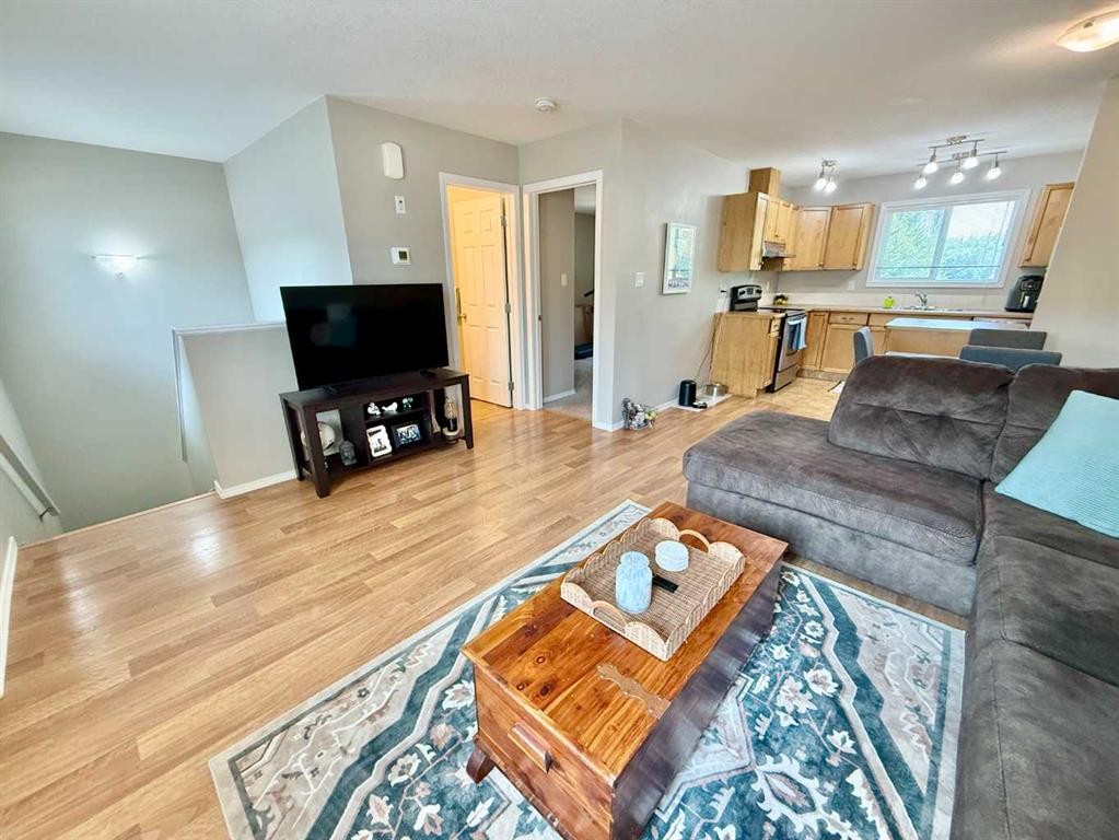 2-109 Silkstone Road West, Lethbridge, AB - Indoor Photo Showing Living Room