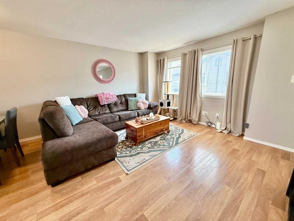 2-109 Silkstone Road West, Lethbridge, AB - Indoor Photo Showing Living Room