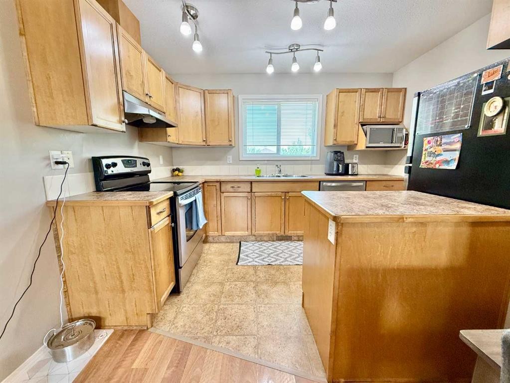 2-109 Silkstone Road West, Lethbridge, AB - Indoor Photo Showing Kitchen