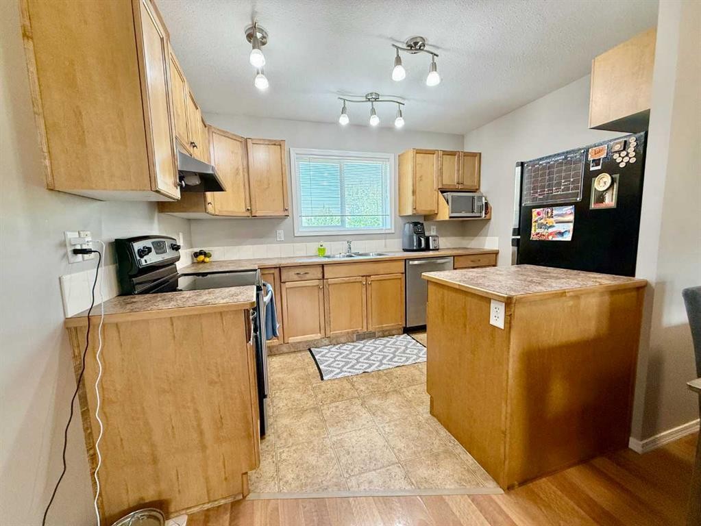 2-109 Silkstone Road West, Lethbridge, AB - Indoor Photo Showing Kitchen With Double Sink