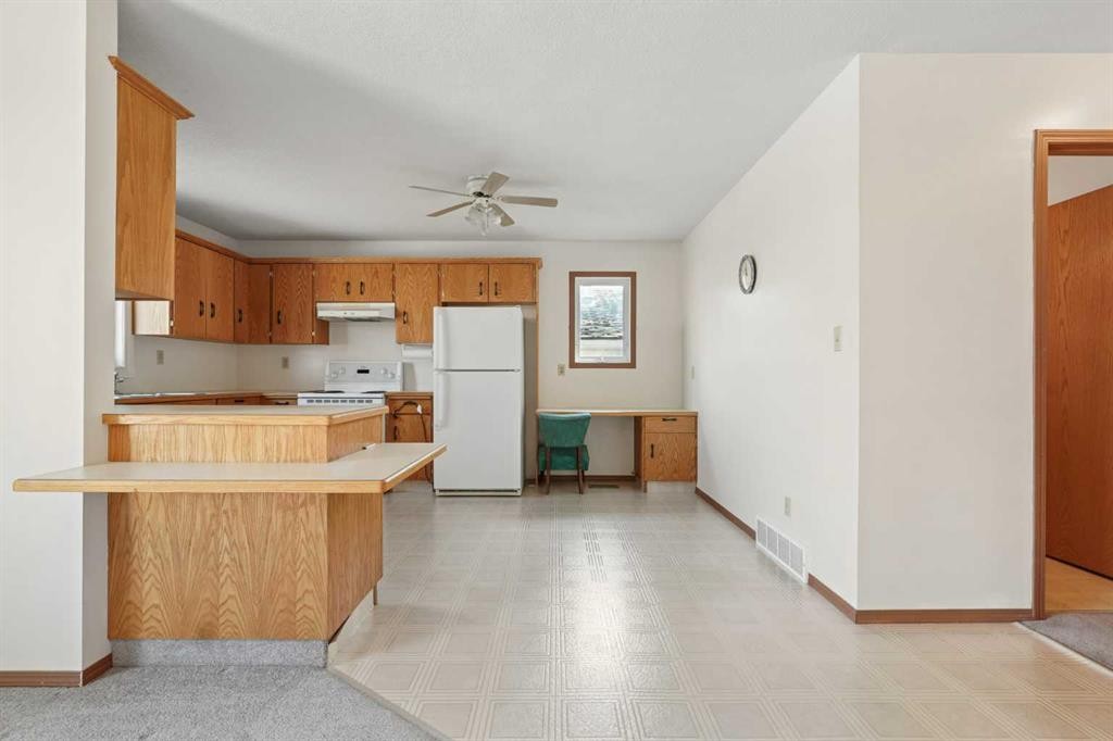 424 53 Avenue, Coalhurst, AB - Indoor Photo Showing Kitchen