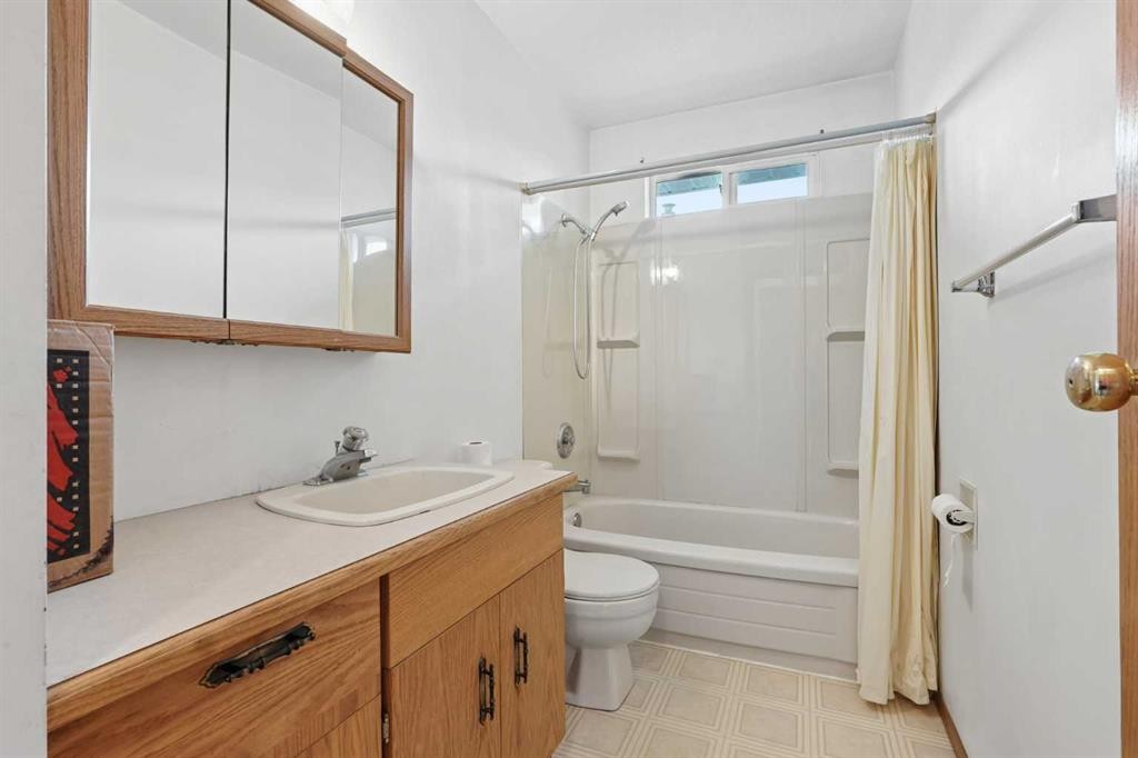 424 53 Avenue, Coalhurst, AB - Indoor Photo Showing Bathroom