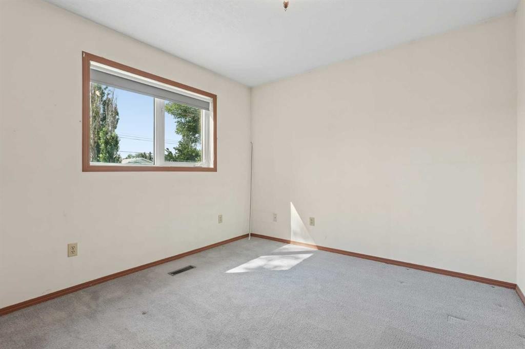 424 53 Avenue, Coalhurst, AB - Indoor Photo Showing Other Room