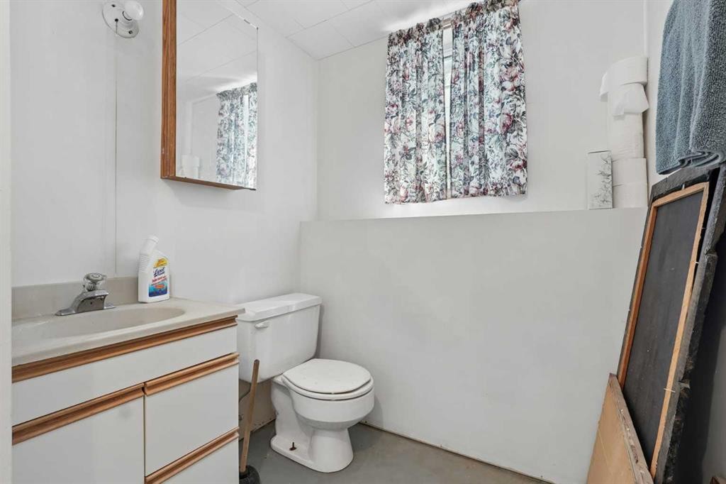 424 53 Avenue, Coalhurst, AB - Indoor Photo Showing Bathroom