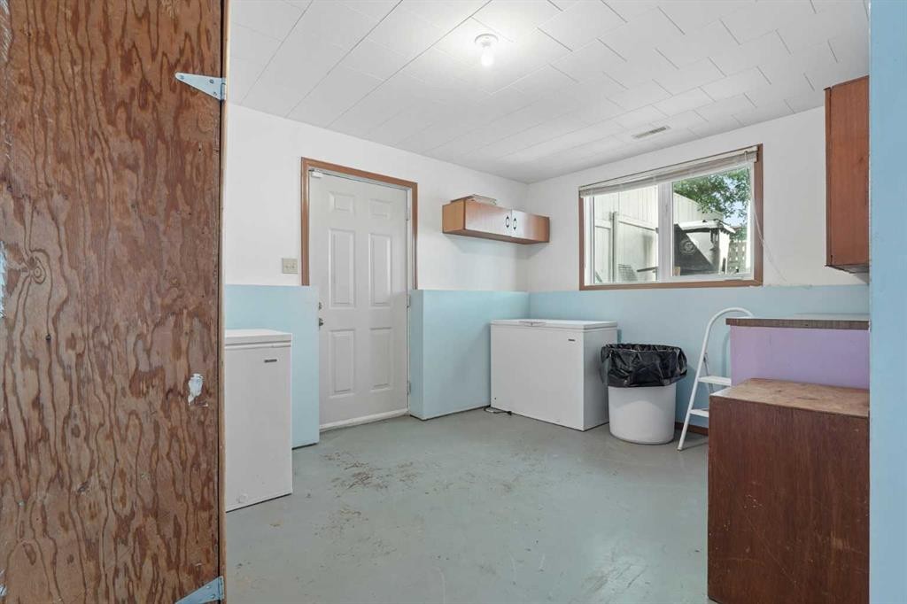 424 53 Avenue, Coalhurst, AB - Indoor