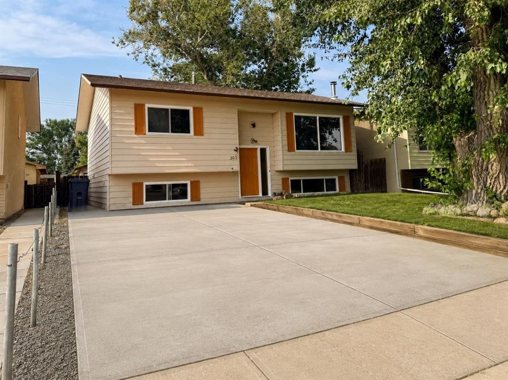 305 51 Avenue, Coalhurst, AB - Outdoor
