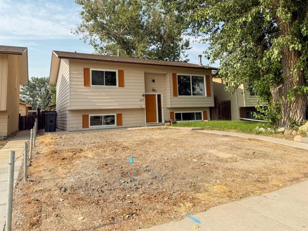 305 51 Avenue, Coalhurst, AB - Outdoor