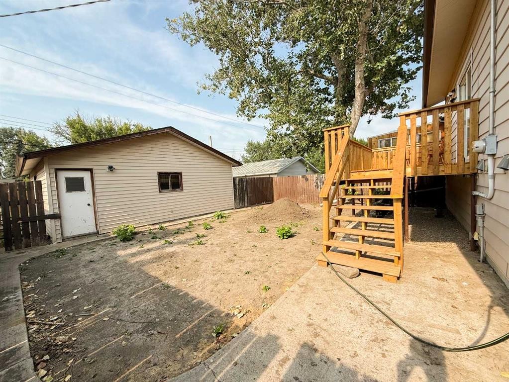 305 51 Avenue, Coalhurst, AB - Outdoor