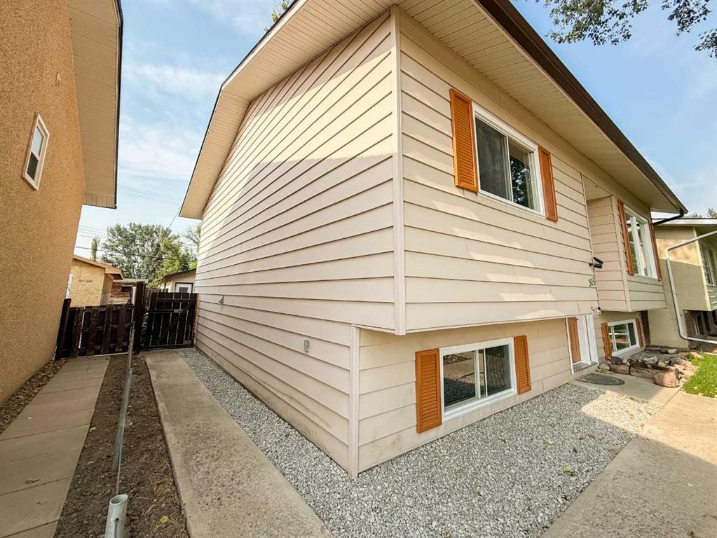 305 51 Avenue, Coalhurst, AB - Outdoor With Exterior