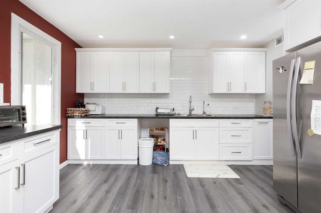 116 S 1 Street West, Magrath, AB - Indoor Photo Showing Kitchen