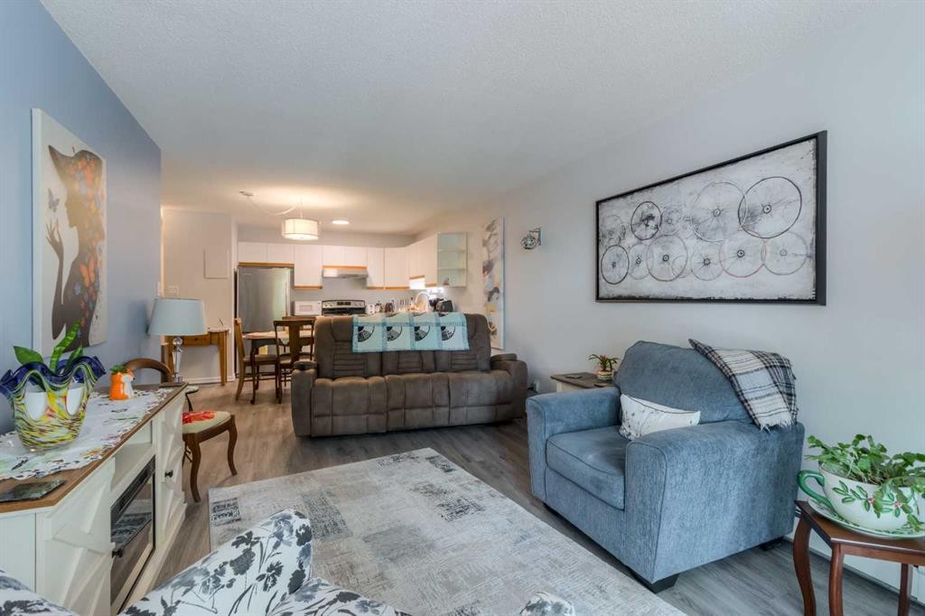 333-1237 4 Avenue South, Lethbridge, AB - Indoor Photo Showing Living Room